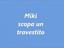 Miki scopa un travestito