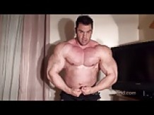 Tickling world champ Bodybuilder