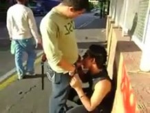 Una chupadita en publico Gay