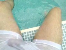 molhando o pau na piscina