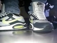 Brincando com seu Nike Air Max e meias pretas excitantes