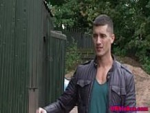 Gaysex UK stud paga deuda con su culo apretado