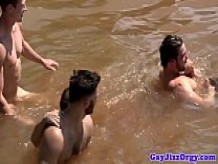 Trozos Gaysex chupan la polla en el río