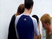 Cuatro jovencitos calientes locos de cadena anal follan gay orgía sexo