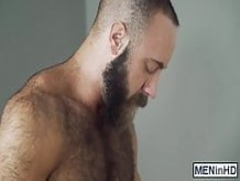 El peludo y musculoso galán engaña a su esposa con un apuesto chico gay