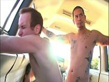 BAIT BUS: la tatuada Hottie Rocco Giovanni quiere entrar en el negocio del porno y lo ayudamos