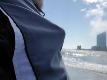 Masturbándose en la playa pública-Big Cum Shot-Hairy Bear