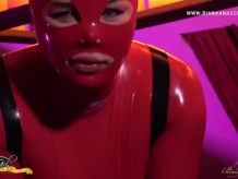 BDSM Shemale Queen jugando con una polla