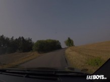 Masturbación con la mano en el coche