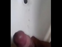 Cumming en el lavabo del baño