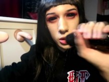 Poseída goth transgirl chupa 3 pollas descuidado bukakke deepthroat trabajando con el pie