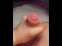 Cute femboy trap se masturba la polla y se corre sobre su barriga