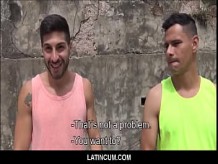 Chico latino hetero y mejor amigo gay follan por dinero en efectivo