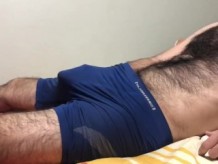 Hombre de pecho peludo bulto de polla y masaje de bolas bragas boxer