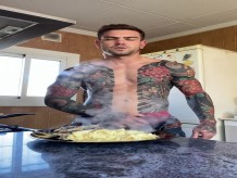 HOMBRES SEXY TATUADOS EN LA COCINA