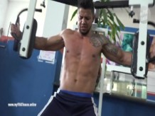 Chicos musculosos entrenan reality show desnudos