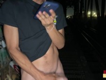 Polla monstruosa sin cortar twink atrapado corrida pública !!! LetThemWatch Hung Papi