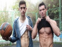 GAYWIRE - Sementales rasgados con abdominales duros como una roca golpeando a feos al aire libre