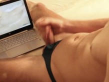 Tocándome mientras veo porno