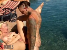 El hermanastro de DevilsTGirls Aubrey Kate se la folla duro junto a la piscina