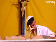 ¡Puta religiosa twink es usada y follada por un sacerdote cachondo!