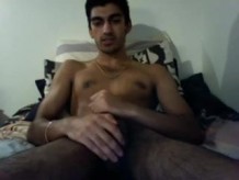 Lindo hombre pakistaní masturbándose de su gran polla sin cortar