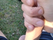 Enorme polla sucia se masturba con la mano en público y arroja un montón de esperma grueso frente a la playa