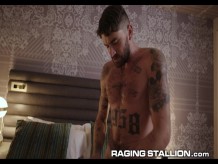 Hot Hunk Prisoner destruye el culo del abogado - Chris Damned, Travis Connor - RagingStallion