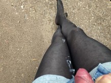 Crossdresser atrapado correrse al aire libre en medias de nylon de triple capa