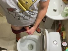 Chico joven masturbándose en el baño del vecino