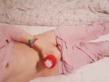 Femboy se masturba y se corre varias veces