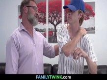 Papá masajea a su hijo después del partido de béisbol - FAMILYTWINK.com