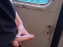 El chico se masturba una gran polla justo en el tren