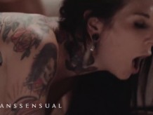 TransSensual - Joanna Angel pilla a su madrastra Jade Venus mirándola y no puede negarlo