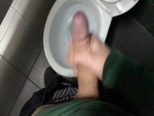 ¡ARRIESGADO! PAJARSE EN BAÑO PÚBLICO (23cm)/ Chico adolescente / Chico lindo / Oculto