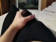 femboy masturbándose y corriéndose a través de las polainas