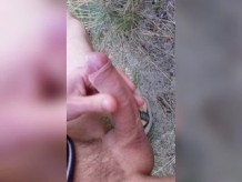 Chico joven yendo a la playa nudista para pajearse su polla adolescente Hombre bisexual masturbándose en un lugar de cruising