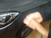 Chico cachondo se folla la puerta de un Mercedes Benz y el semen se desliza lentamente por la gran polla gorda