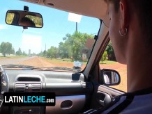 Latin Leche - Lindo jovencito latino envuelve sus labios alrededor de la polla de un extraño caliente en su auto - Parte 1