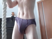 Lindo femboy intenta mover las caderas sexy