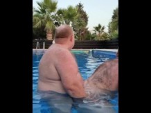 papi folla chico en la piscina