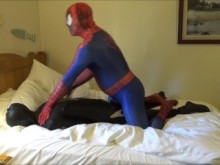 Spiderman folla y se corre en su maniquí de orca