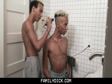 FamilyDick - Hot Identical s se masturban uno al lado del otro