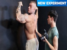 Twink Boy Rob Quin engaña y seduce al musculoso semental Davin Strong y toma su polla gorda - SayUncle