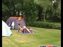 Trío anal al aire libre con jóvenes exploradores flacos