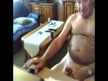 Abuelo golpe en webcam