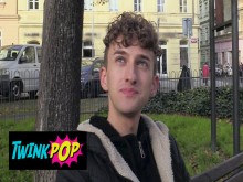 TWINK POP - Un chico pequeño parece tímido al principio, pero pronto muestra lo grande que es como una zorra