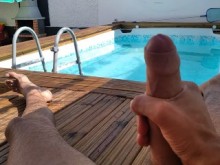 Delicioso semen de gran polla en la piscina chill out