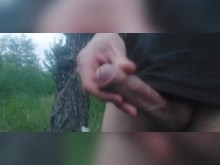 Jovencito va al bosque para masturbar a su chico dick en el semental de la playa nudista de crucero por la naturaleza