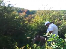 Padrastros divirtiéndose en los arbustos cerca de la playa